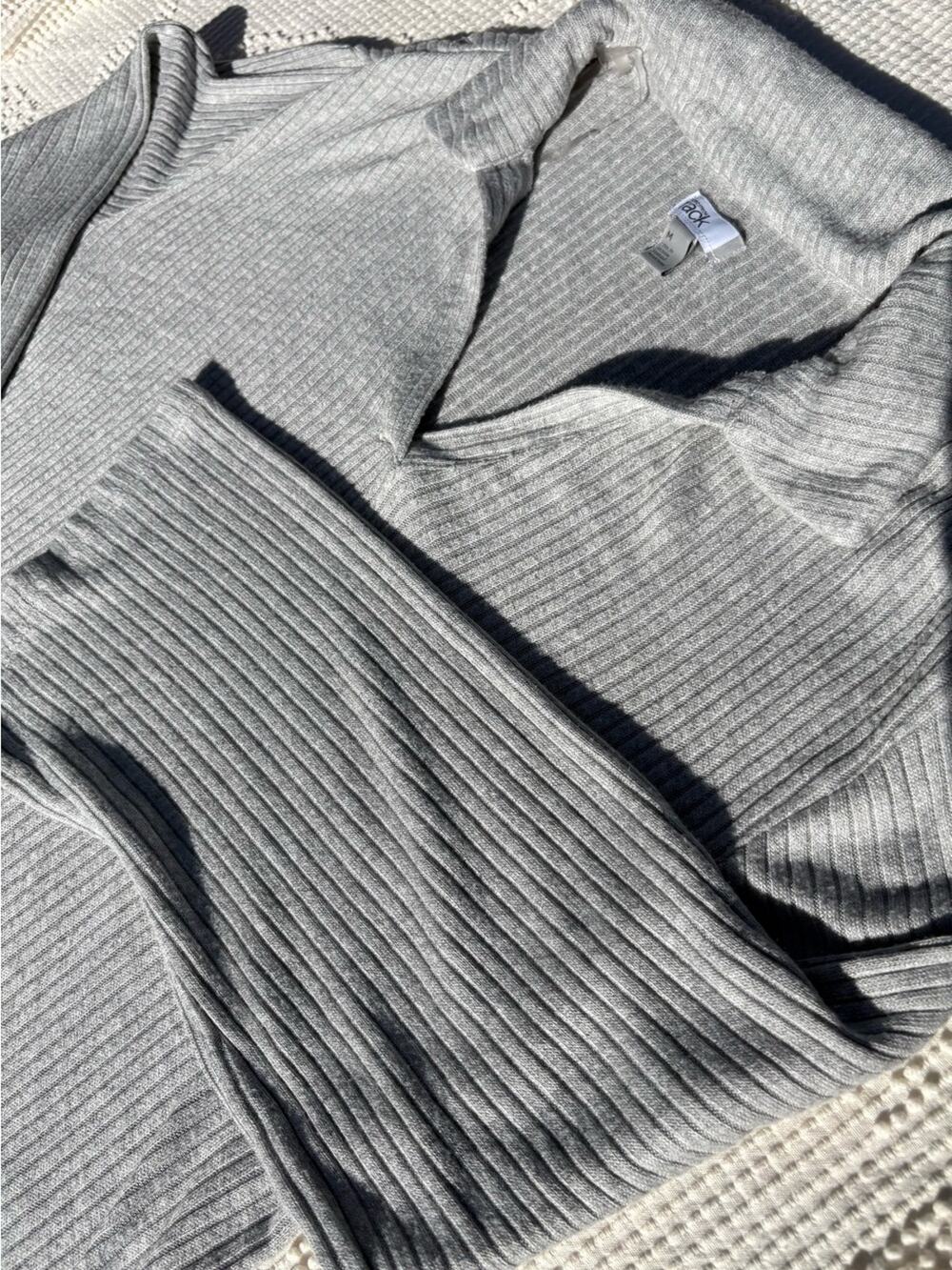 Nordstroms Rack Light Gray Ribbed Women’s Flowy Sweater - Size M